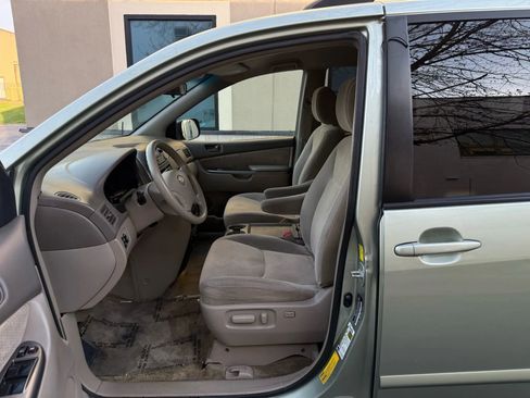 Used 2010 Toyota Sienna LE image 16