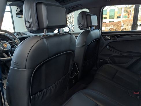 Used 2023 Porsche Macan Turbo image 11