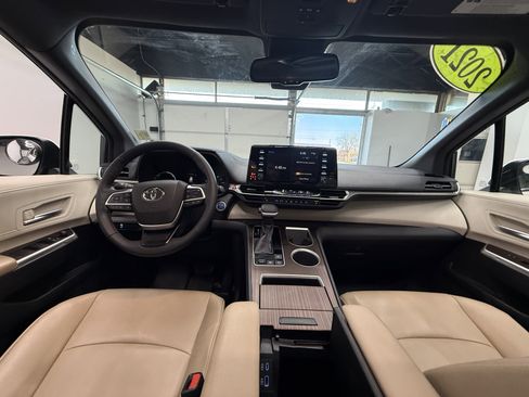 Used 2021 Toyota Sienna XLE image 13