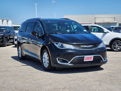 Used 2019 Chrysler Pacifica Touring-L w/ Advanced Safetytec Group FWD image 3