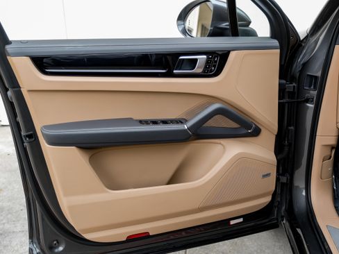 Used 2020 Porsche Cayenne image 43