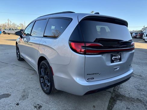 New 2026 Chrysler Pacifica Select image 5