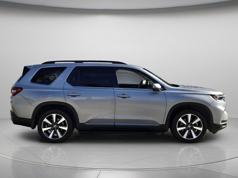 Used 2025 Honda Pilot Touring image 3