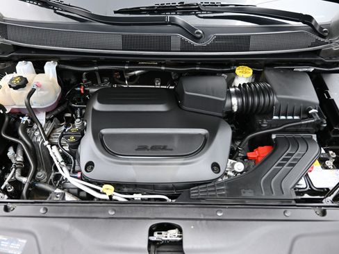 Used 2024 Chrysler Pacifica Touring-L FWD image 9
