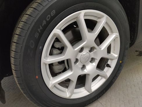 Used 2021 Jeep Renegade Latitude FWD image 31