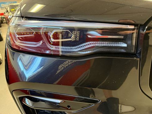 Used 2022 BMW X7 xDrive40i w/ M Sport Package AWD/4WD image 25