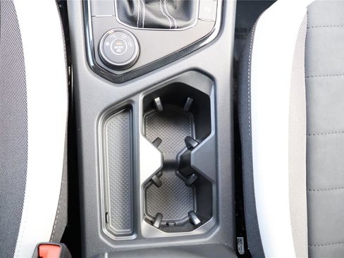 Used 2025 Volkswagen Taos SE w/ Panoramic Sunroof Package image 22