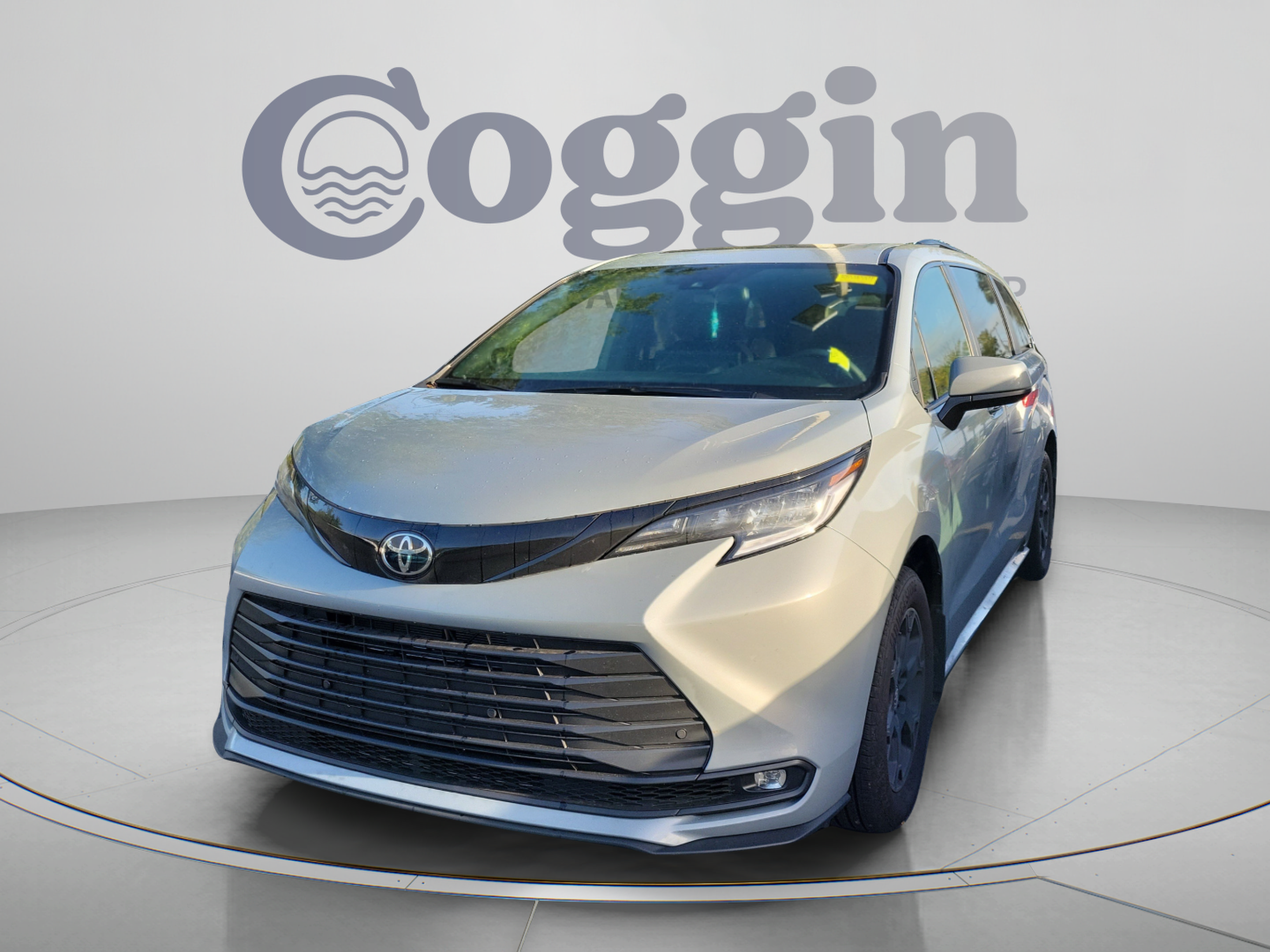 Used 2026 Toyota Sienna XLE Woodland Edition AWD/4WD image 1