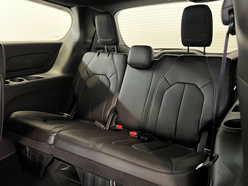 New 2025 Chrysler Pacifica Select image 12
