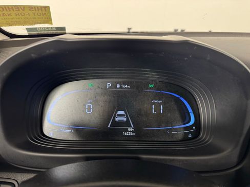 Used 2024 Hyundai Venue Limited FWD image 23