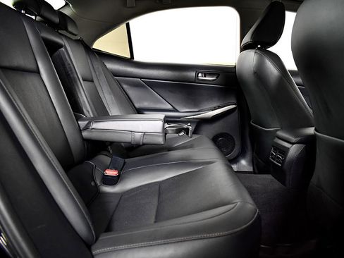 Used 2017 Lexus IS 300 AWD image 40