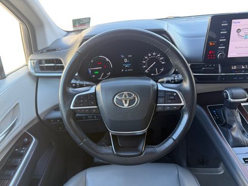 Used 2022 Toyota Sienna XLE FWD image 14