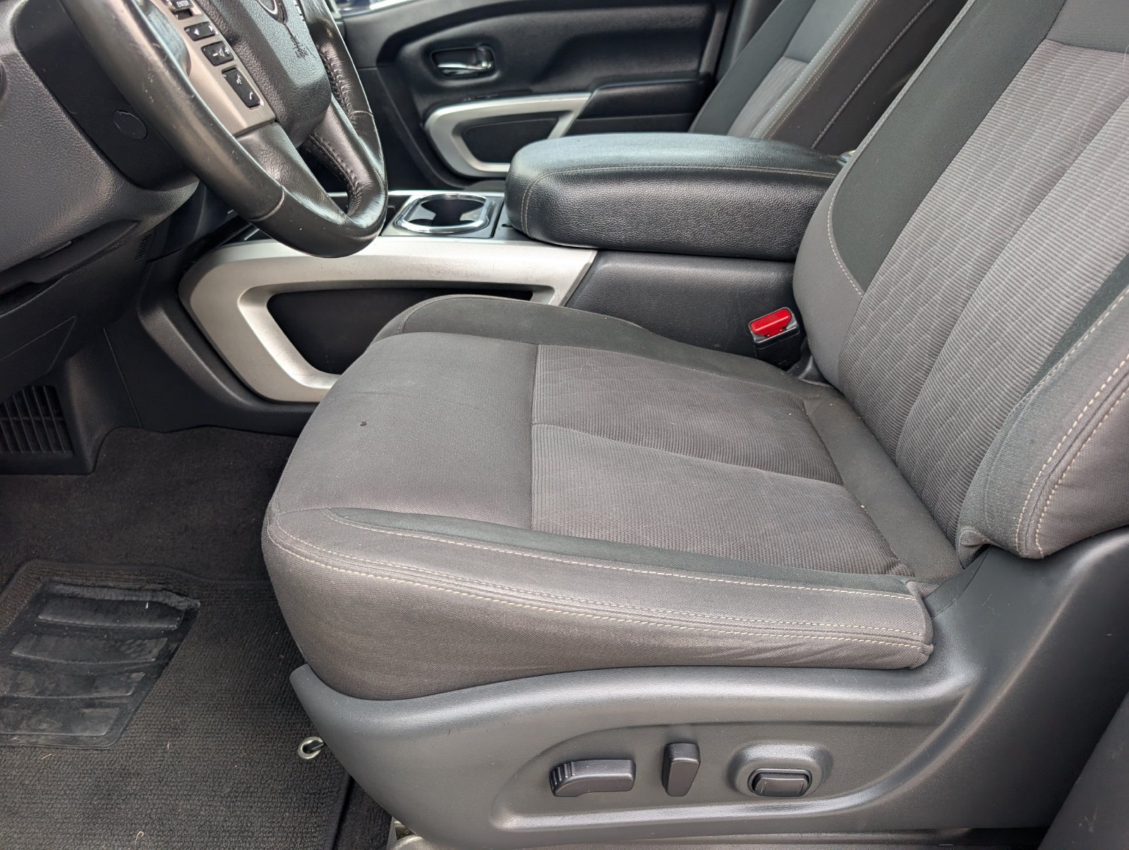 Used 2024 Nissan Titan SV w/ SV Convenience Package RWD image 6
