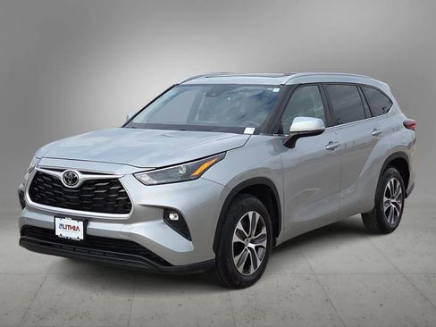 Used 2023 Toyota Highlander XLE FWD image 4