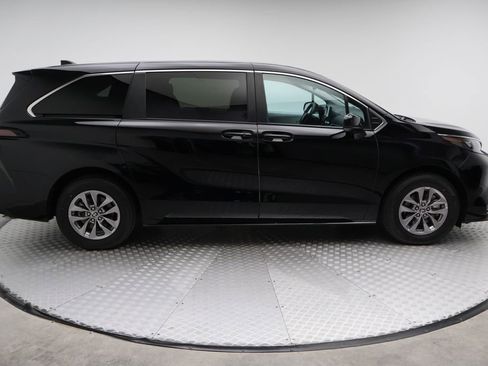 Certified 2025 Toyota Sienna LE image 7