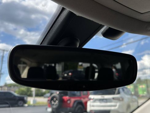 Used 2019 Chrysler Pacifica Touring-L FWD image 60