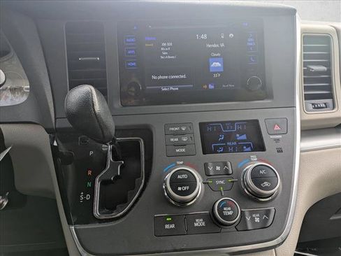 Used 2015 Toyota Sienna LE image 14