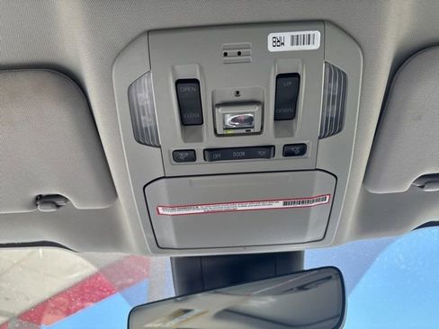 Used 2021 Toyota Highlander XLE AWD/4WD image 25