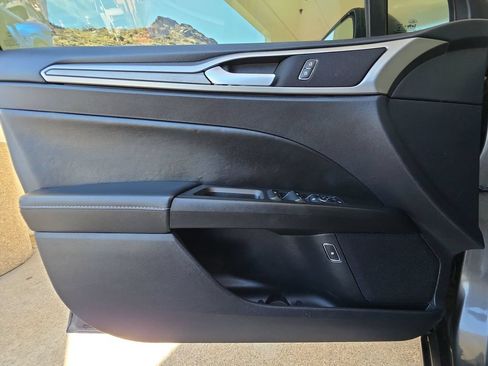 Used 2019 Ford Fusion SE FWD image 23