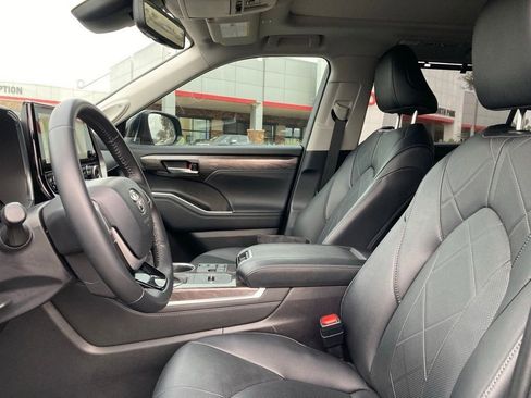 Used 2025 Toyota Highlander Platinum image 10