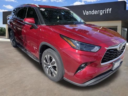 Used 2022 Toyota Highlander XLE image 4