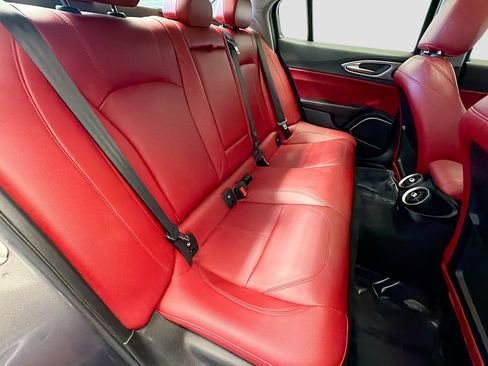 Used 2018 Alfa Romeo Giulia image 15