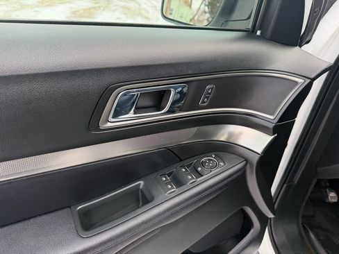 Used 2018 Ford Explorer XLT w/ Equipment Group 202A image 12