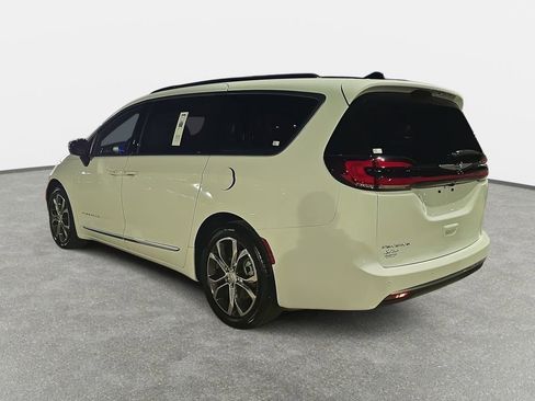 New 2026 Chrysler Pacifica Pinnacle FWD image 7