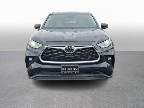 Used 2022 Toyota Highlander XLE image 2