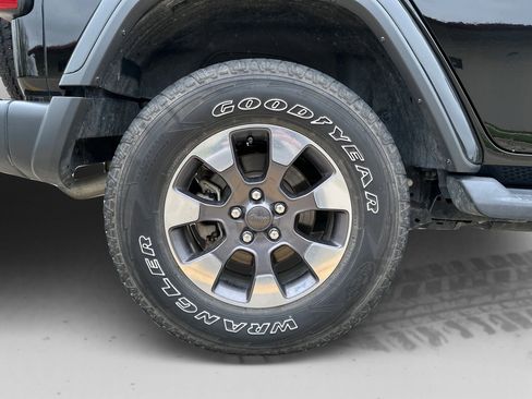 Used 2018 Jeep Wrangler Unlimited Sahara image 25