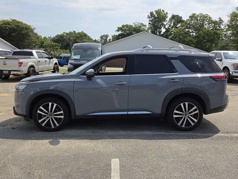 Used 2023 Nissan Pathfinder Platinum AWD/4WD image 4