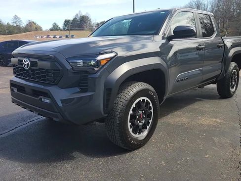 Used 2025 Toyota Tacoma TRD Off-Road image 11