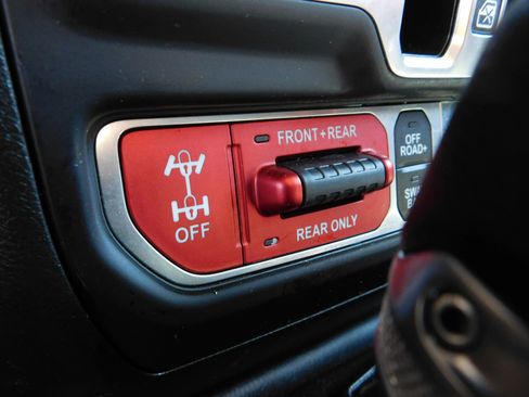 Used 2025 Jeep Wrangler Unlimited Rubicon AWD/4WD image 23