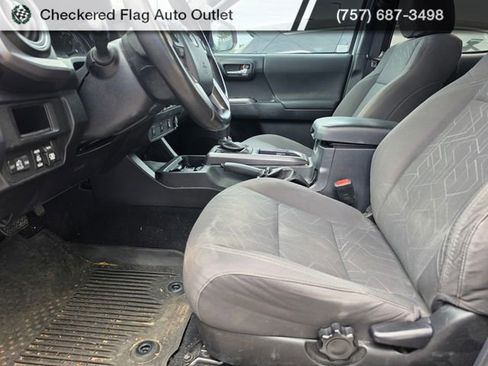Used 2017 Toyota Tacoma TRD Off-Road AWD/4WD image 10