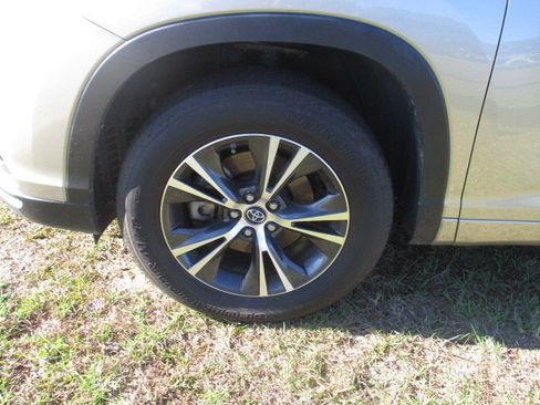 Used 2016 Toyota Highlander XLE image 9