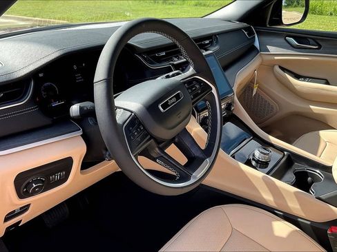 New 2025 Jeep Grand Cherokee L Limited w/ Luxury Tech Group II RWD image 10