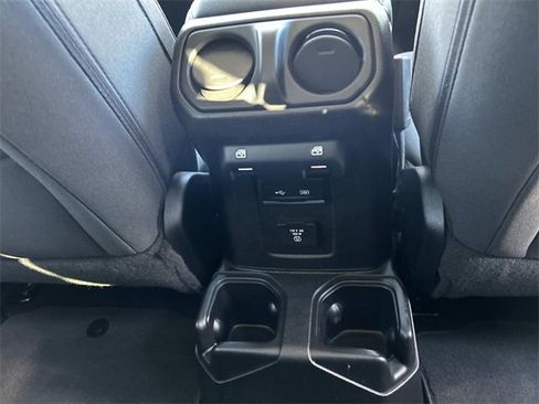 Used 2018 Jeep Wrangler Unlimited Sahara image 16