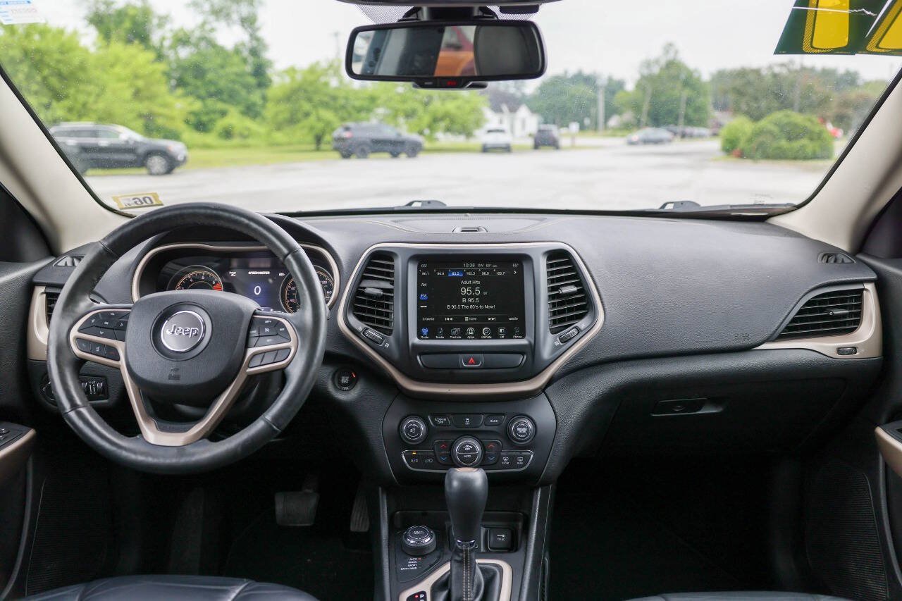 Used 2017 Jeep Cherokee Limited AWD/4WD image 29