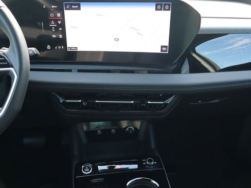 Used 2025 Audi Q6 e-tron Premium Plus image 12