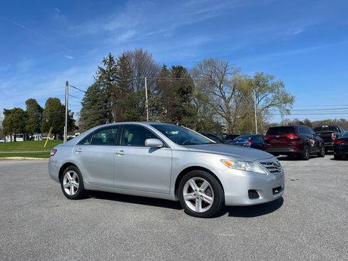 Used 2011 Toyota Camry LE image 1