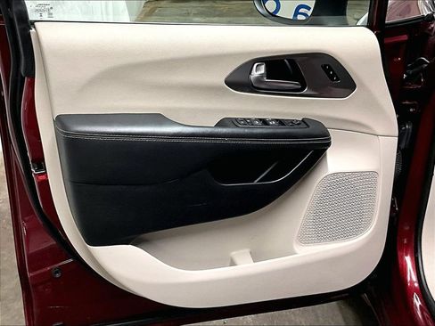 Used 2023 Chrysler Pacifica Touring-L FWD image 9