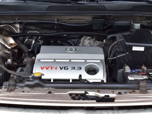 Used 2005 Toyota Highlander 4WD V6 w/ 3rd Row image 12