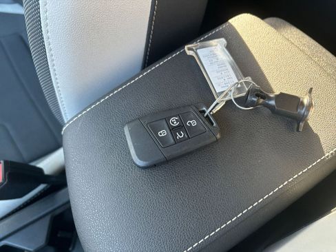 Used 2025 Volkswagen Taos SE image 22