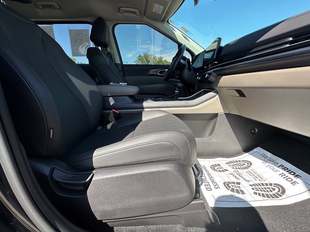 Used 2025 Kia Carnival FWD image 11
