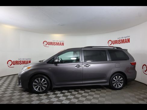 Used 2020 Toyota Sienna XLE Premium image 3