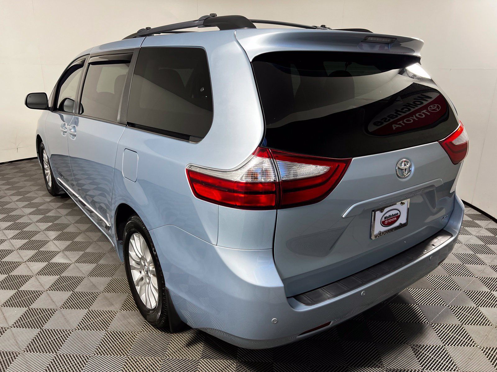 Used 2017 Toyota Sienna XLE Premium FWD image 7