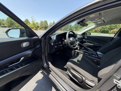 Used 2022 Hyundai Elantra SEL FWD image 12