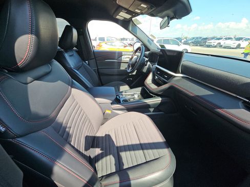 Used 2025 Ford Explorer ST-Line w/ ST-Line Street Pack image 11