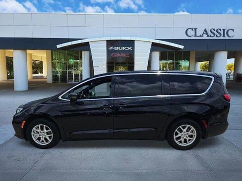 Used 2025 Chrysler Pacifica Select FWD image 5