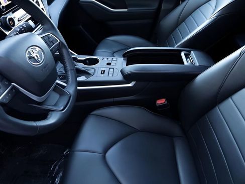 Used 2023 Toyota Highlander XLE image 31